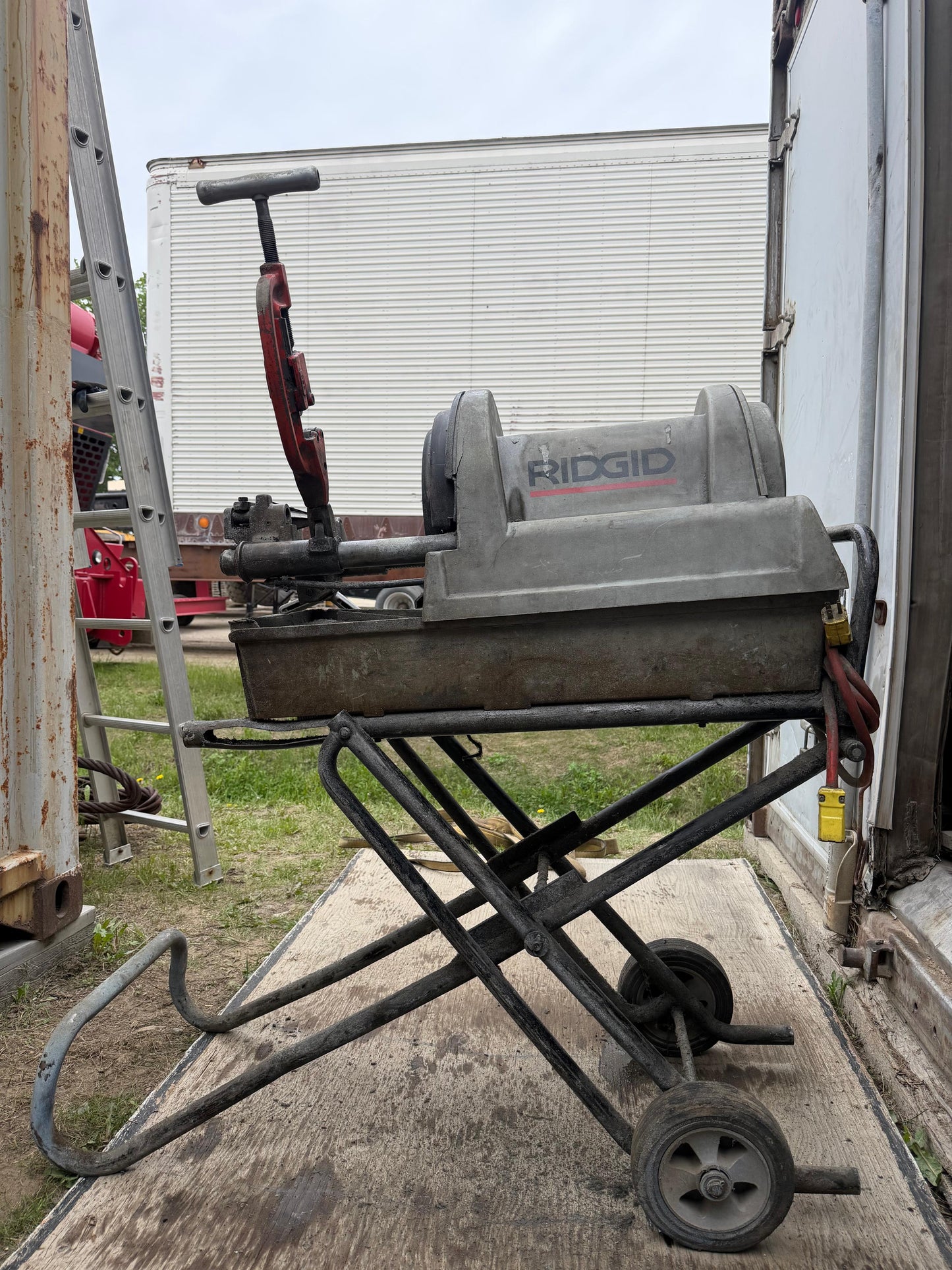 RIDGID PIPE THREADING MACHINE