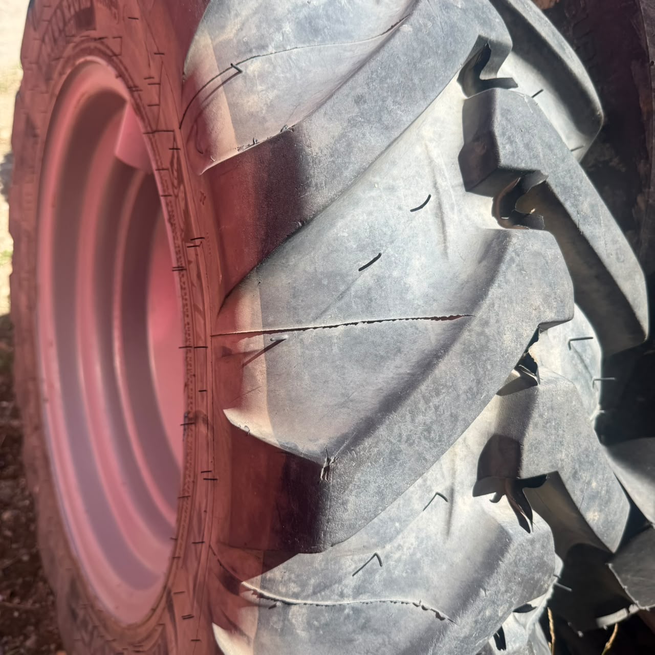280/80R20 MICHELIN XMCL TIRE & RIM