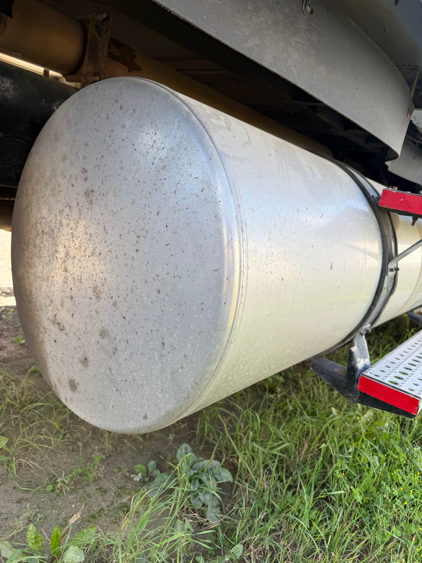 Freightliner fuel tanks