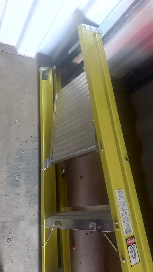 10' Fiberglass Featherlite Ladder