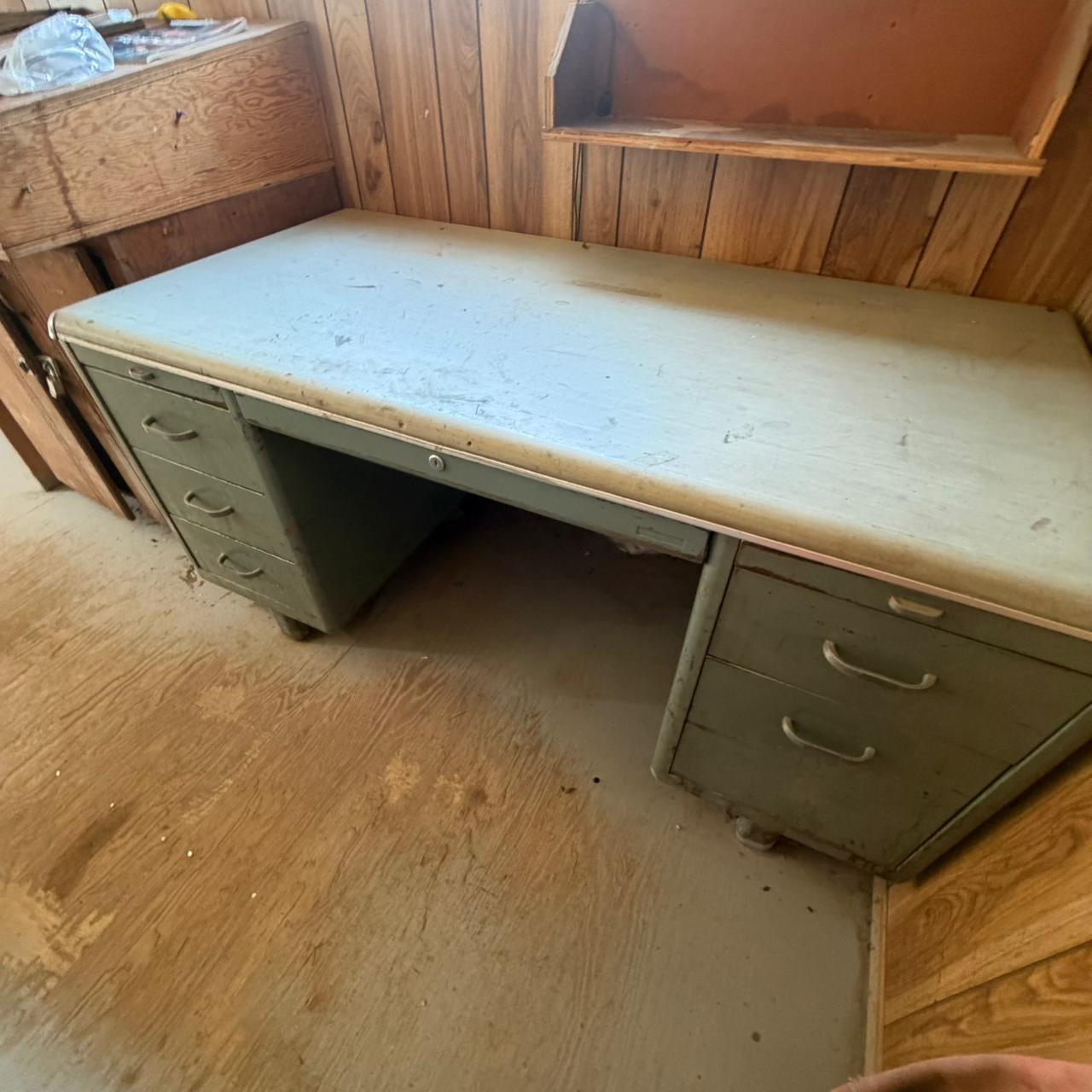 METAL TANKER DESK