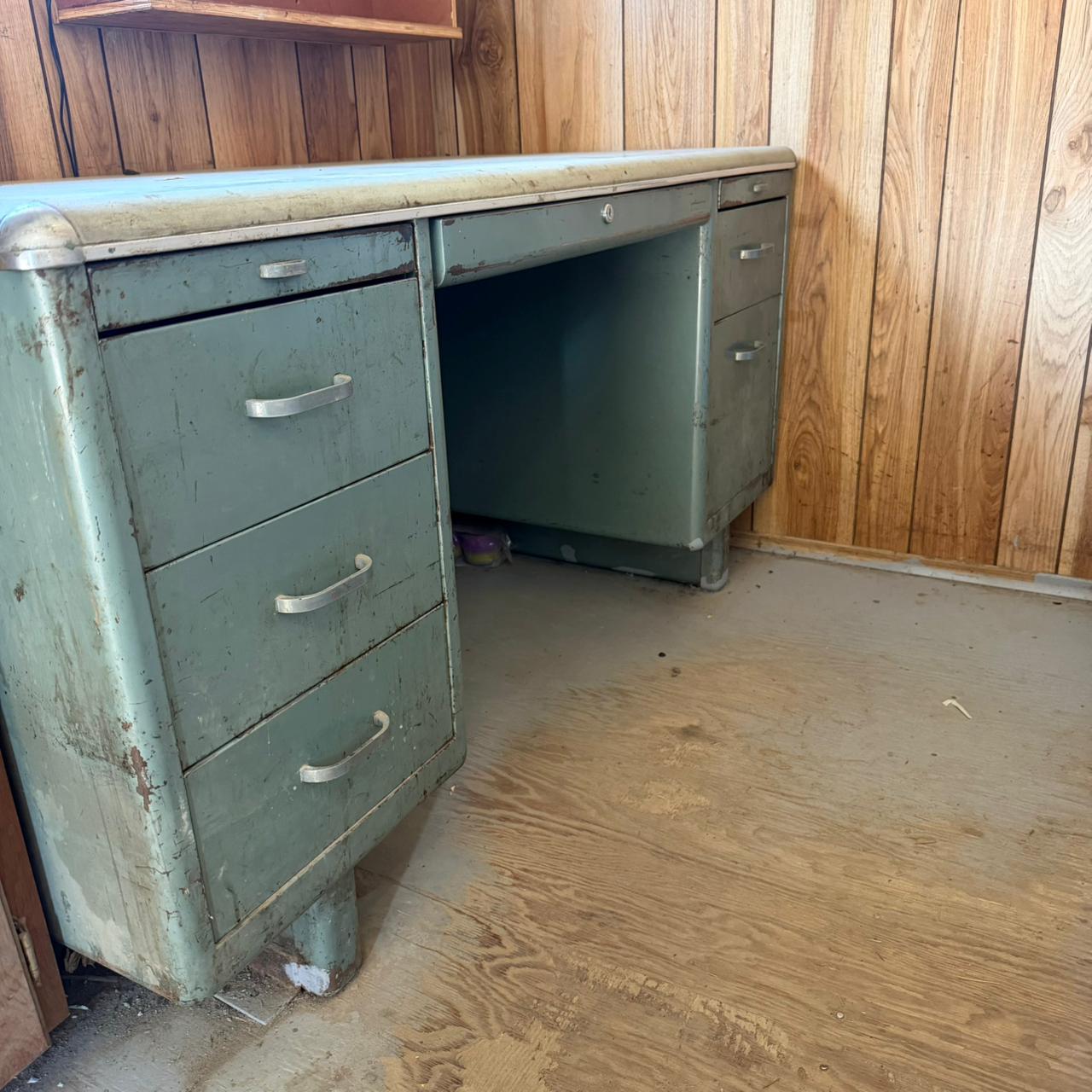 METAL TANKER DESK