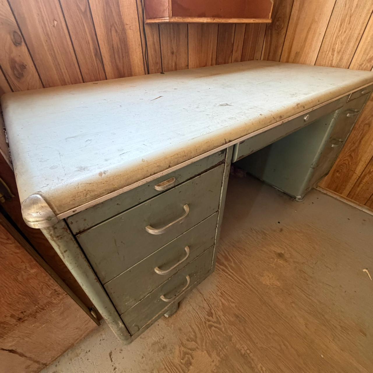 METAL TANKER DESK