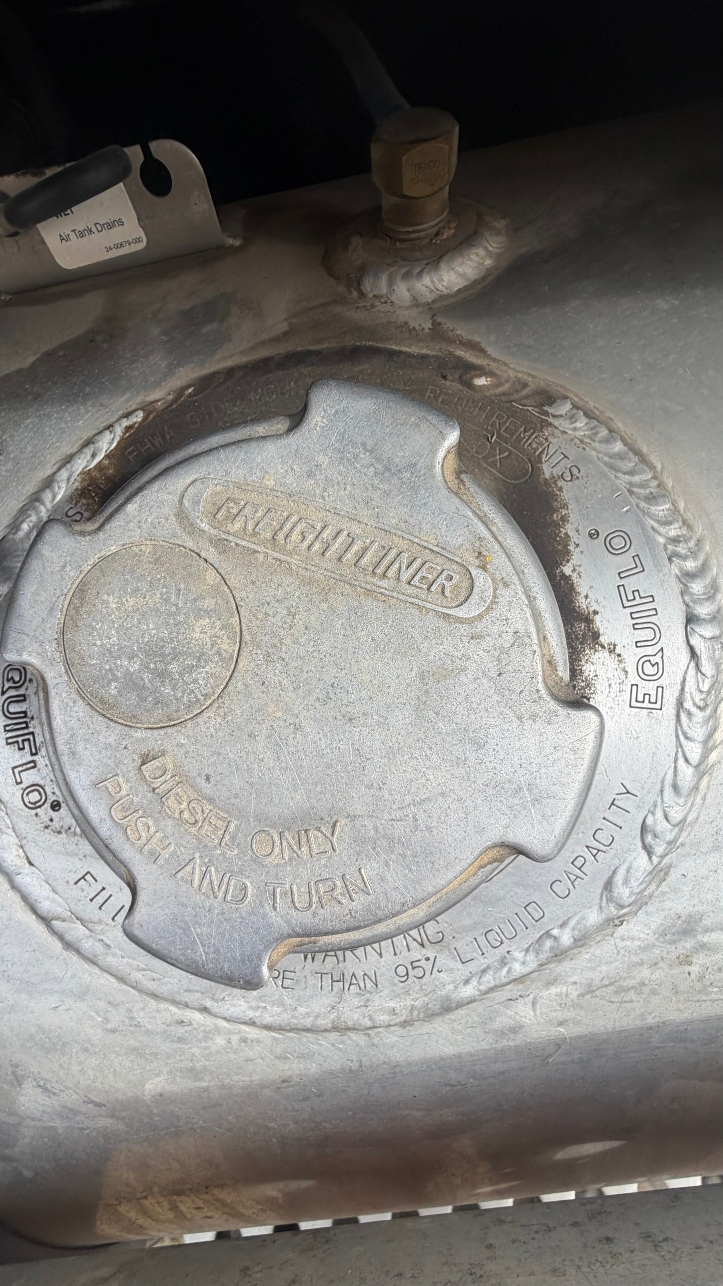 Freightliner fuel tanks