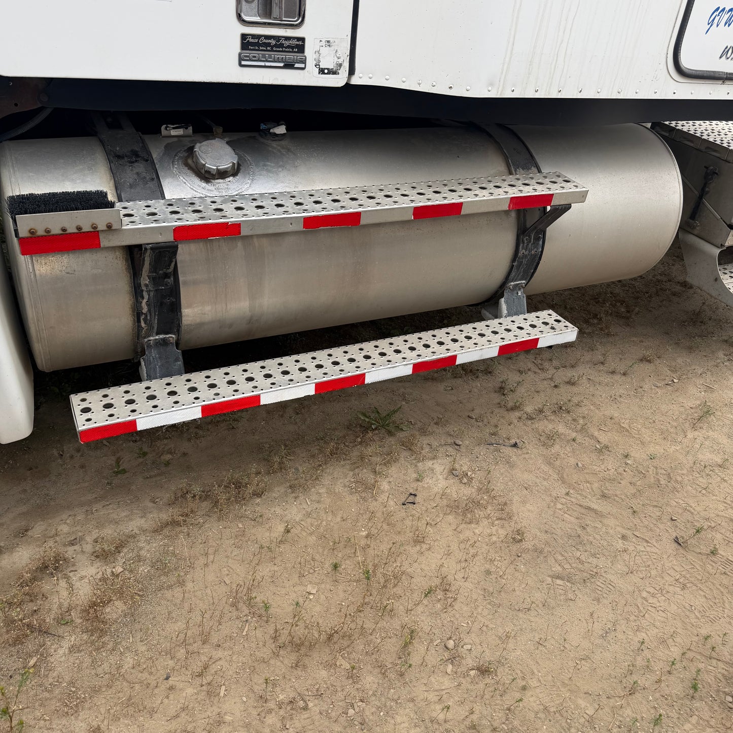 Freightliner fuel tanks