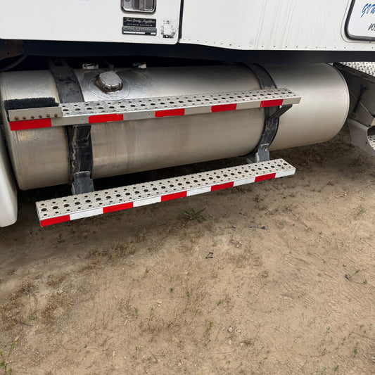 Freightliner fuel tanks
