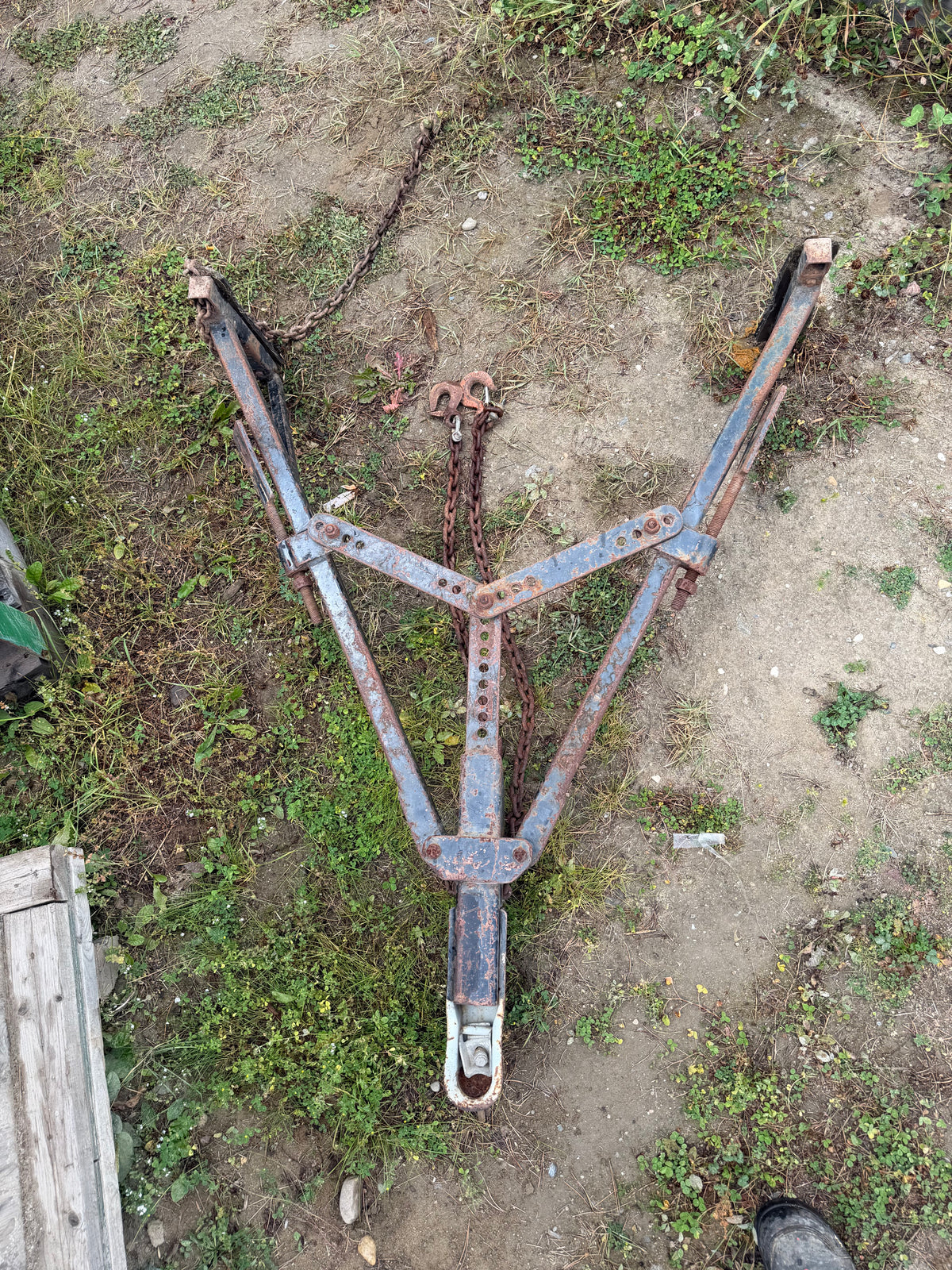 VEHICLE TOW HITCHES