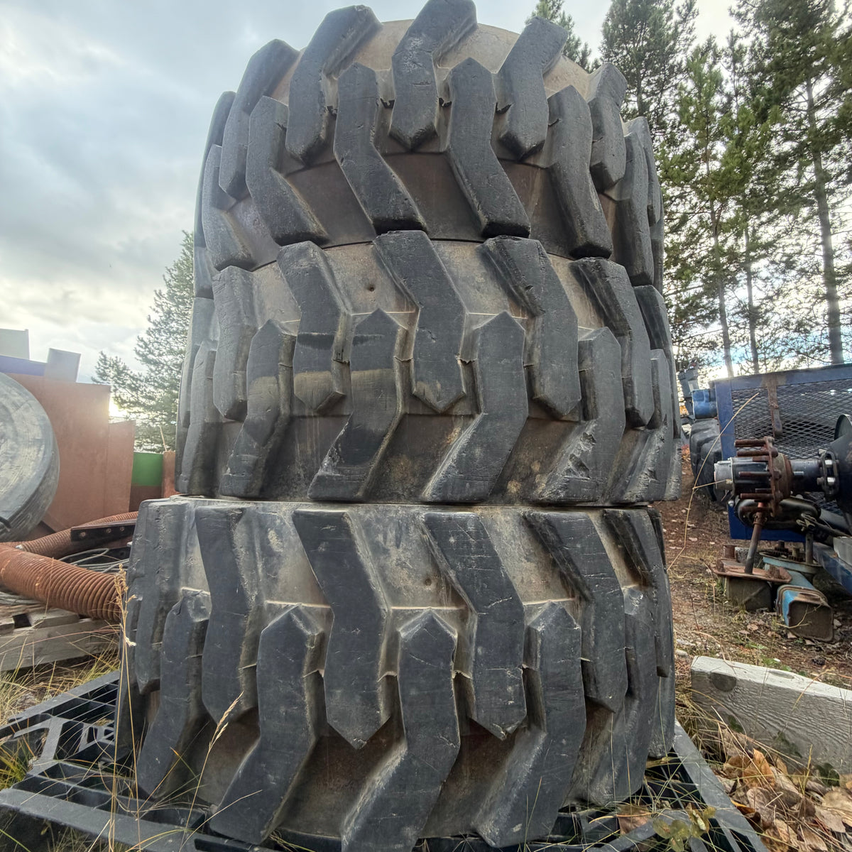385/65-22.5 CAMSO HAULER SKS Tire & Rim